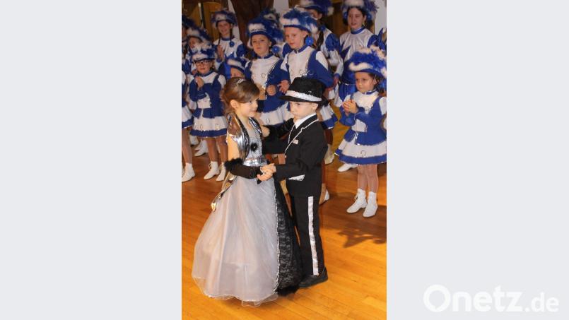 Im Fasching 2018/2019 treten die Mädchen der Kinder- und Jugendgarde als „Jackson Girls“ auf. Dem Motto entsprechend schwebte das Prinzenpaar bei seinem Ehrentanz zu Michael-Jackson-Songs über das Sitzungssaal-Parkett. Bild: u