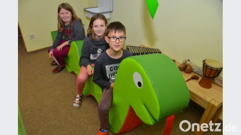 Die grünen Leseschlangen werden von den Buben und Mädchen gerne angenommen. Bild: dob