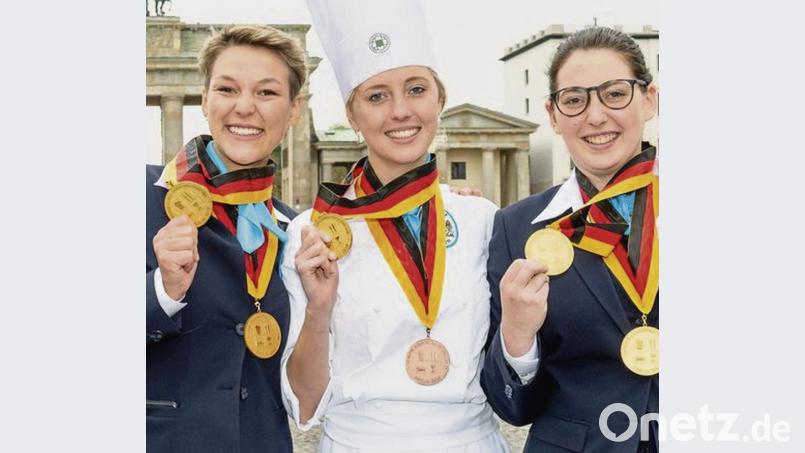 Katharina Klinger, Carina Linnemann und Julia Wörishofer (von links) sind die beste Mannschaft und holen Gold für den Freistaat bei den Deutschen Jugendmeisterschaften im Hotel- und Gastgewerbe. Bild: Svea Pietschmann