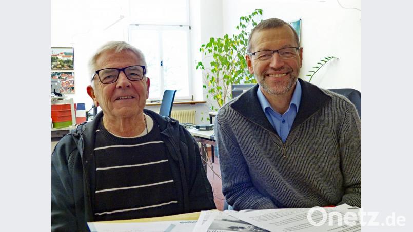 Peter Zahn (links) und Walter Spies lehnen die geplanten Rodungen ab. Bild: Andreas Royer