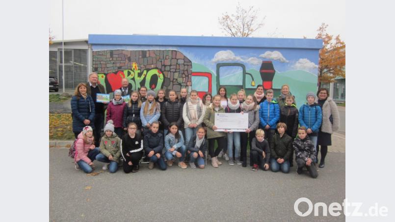 Die jungen Lobkowitzer bekommen für das Kunstprojekt "Trafohaus" eine Spende. Bild: exb