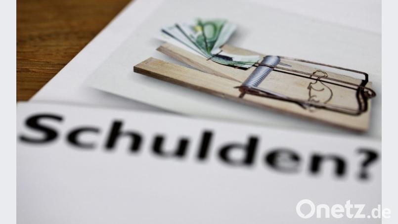 Informationsmaterial zum Thema &quot;Schulden&quot; liegt auf einem Tisch. Bild: Rolf Vennenbernd/dpa