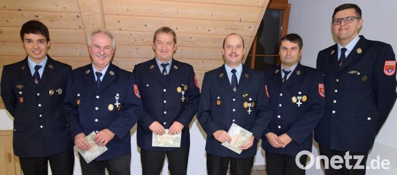 Ehrung für langjährige Tätigkeit als Atemschutzträger (von links): der neu ausgebildete Zugführer Manuel Koller, Manfred Herbst (37 Jahre), Manfred Koller (32 Jahre), Georg Graf (31 Jahre), Gerhard Purrer (26 Jahre). Bild: no