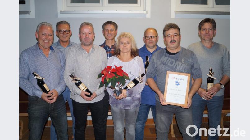 Bei der Saisonabschlussfeier der Alten Herren der SpVgg Schirmitz im Sportheim gibt es für verdiente Spieler, Funktionäre und Helfer Blumen, Urkunden und Weinpräsente. Bild: du