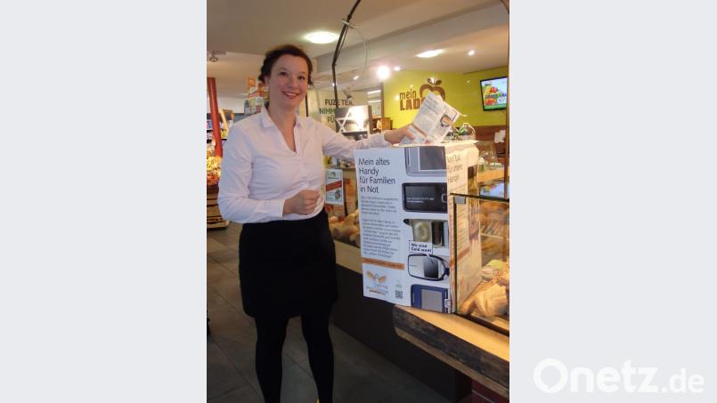 Pastoralreferentin Elisabeth Hammer-Butzkamm zeigt wie's geht: Handy eintüten und ab in die Sammelbox. Bild: wrt