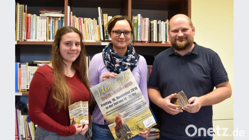 Beim offenen Abend für Trauernde sind alle herzlich Willkommen, sagen Anna Träger, Martina Troidl (Mitte), kirchliche Jugendreferentin an der katholischen Jugendstelle Weiden und Andreas Scheidler, Dekanatsbeauftragter für Jugend. Bild: fuw