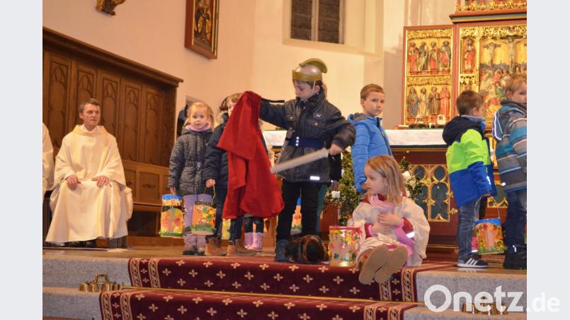 Bild von der Mantelteilung beim Stück in der Kirche. Bild: exb