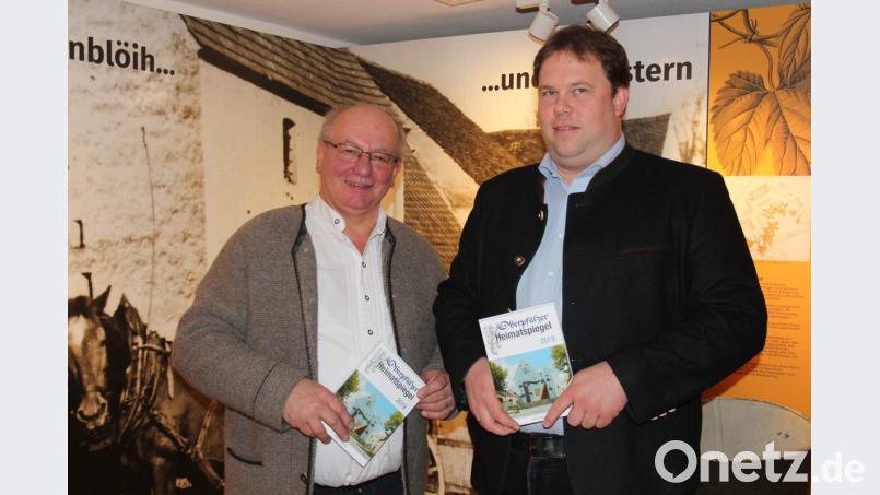Verleger Eckhard Bodner (links) und Bezirksheimatpfleger Tobias Appl stellten den „Oberpfälzer Heimatspiegel 2019“ in Eschenbach vor. Bild: stg