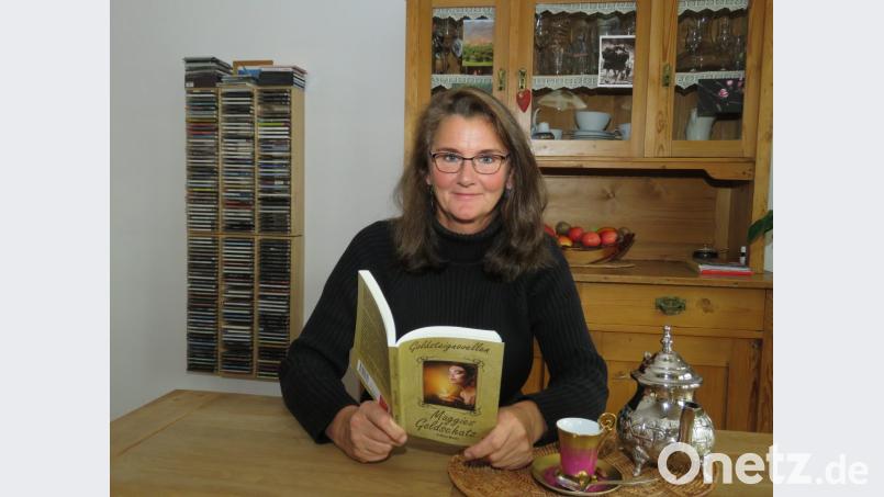 Gudrun Müller freut sich sehr, dass ihr Buch jetzt herausgegeben wurde. Man darf bespannt sein, wie es be iden Lesern ankommt. Bild: ubb