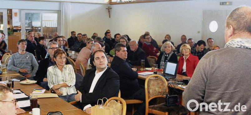 Nur 41 von 173 Oberpfälzer Vereinen waren beim BTV-Bezirkstag am Samstag in Schwarzenfeld vor Ort und nutzten so die Möglichkeit, sich von BTV-Vereinsberater Lars Haack (rechts) über die Vorzüge und Folgen der kostenlosen Beratung zu informieren. Bild: lst