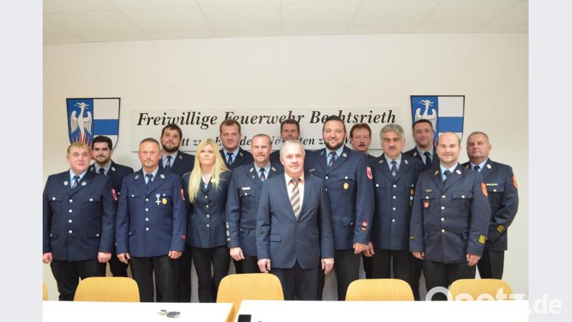 Für weitere sechs Jahre steht Matthias Wirth (Sechster von rechts) an der Spitze der Feuerwehr. In der Dienstversammlung standen weiter Beförderungen und Ehrungen an Bild: fz