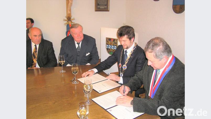 Die Bürgermeister Frantisek Podlipsky (rechts) und Johann Walbrunn (Zweiter von rechts) unterzeichneten vor 15 Jahren den Freundschaftsvertrag. Bild: tu