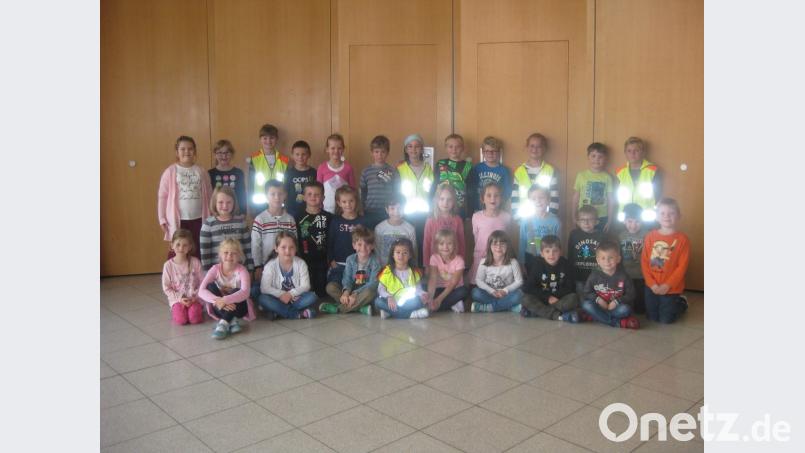 Die Erstklässler der Schnaittenbacher Grundschule werden von der ADAC Stiftung mit neongelben Sicherheitswesten ausgestattet. Bild: ads