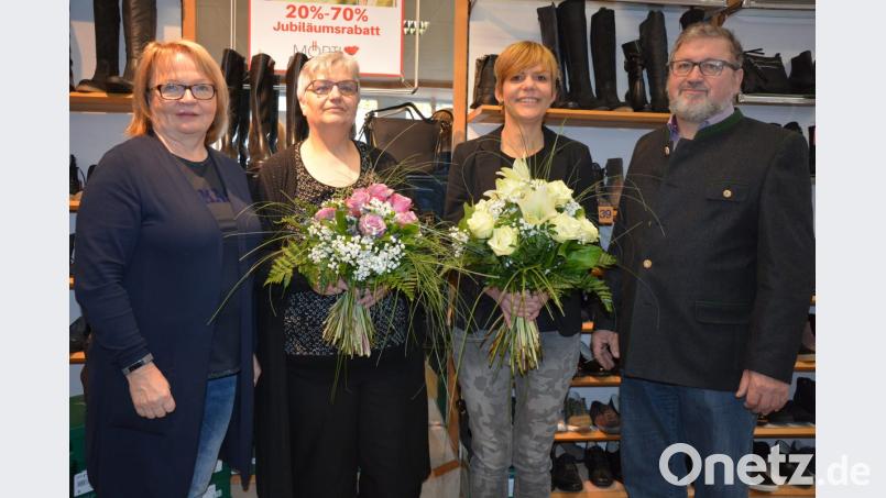 Für jahrzehntelange Treue zum Schuhhaus Mörtl wurde den Mitarbeiterinnen Renate Kellner (Zweite von links) und Martina Selch (Zweite von rechts) gedankt. Glückwünsche dazu gab es von Geschäftsführerin Christine Mörtl-Wurdack und ihrem Mann Josef Wurdack. Bild: jr