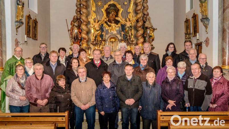 Seit Jahrzehnten glücklich verheiratet: Im Bild die Jubelpaare aus der Pfarreiengemeinschaft zusammen mit Pfarrer Herbert Rösl (links) und Pastoralreferent Andreas Hartung (Fünfter von links). Bild: tkr