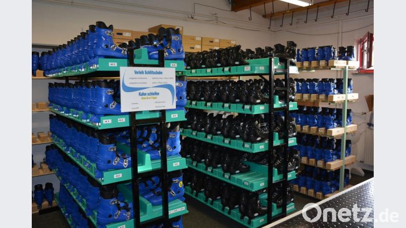 Über 400 Paar Schlittschuhe können in der Eissporthalle ausgeliehen werden. Überhaupt hat die Stadt in den vergangenen Jahren viel in die Infrastruktur investiert und die Halle auf Vordermann gebracht. Bild: jr