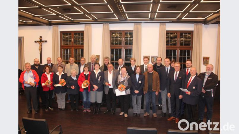 Insgesamt 26 BRK-Aktive wurden für langjährige Dienstzeiten geehrt. Eine besondere Ehrung erhielt Roswitha Graubmann (vorne, Sechste von rechts) für 50 Jahre aktive Dienstzeit. Dazu gratulierten Landrat Wolfgang Lippert (hinten, Sechster von links) und BRK-Kreisvorsitzender Franz Stahl (Vierter von rechts). Bild: kro