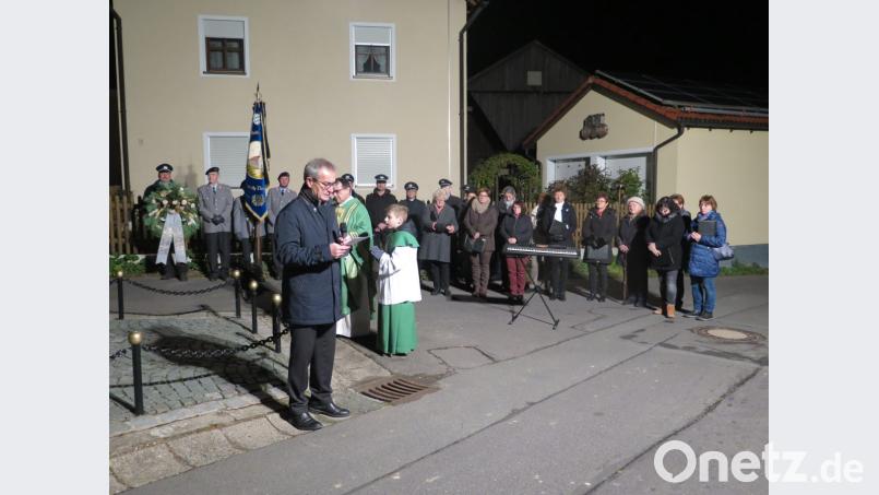 „Seitdem Millionen von Menschen aus den Kriegs- und Krisengebieten in Kleinasien und Afrika auf der Flucht sind, werden nun auch wir wieder mit aller Härte daran erinnert, was Krieg und Terror bedeutet“, sagt Bürgermeister Werner Nickl am Kriegerdenkmal in Schönreuth. Bild: jzk