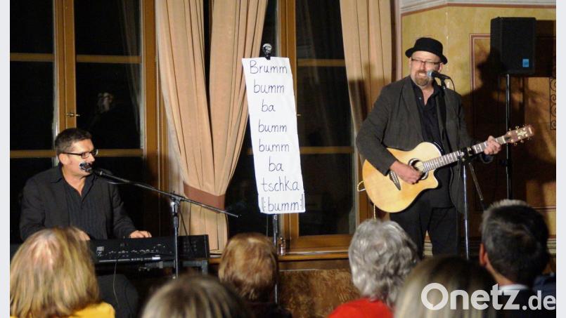 Der oberpfälzer Dialekt-Kabarettist Hubert Treml und sein kongenialer musikalischer Begleiter Franz Schuier amüsierten das Publikum mit ihren humoristischen Studien der Dialektforschung. Bild: weu