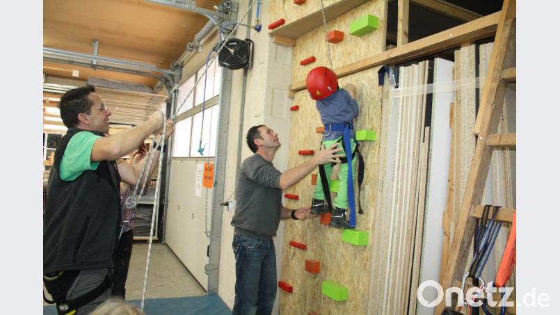 Hoch hinaus konnten die jungen Besucher an der eigens konstruierten Kletterwand. Bild: lg
