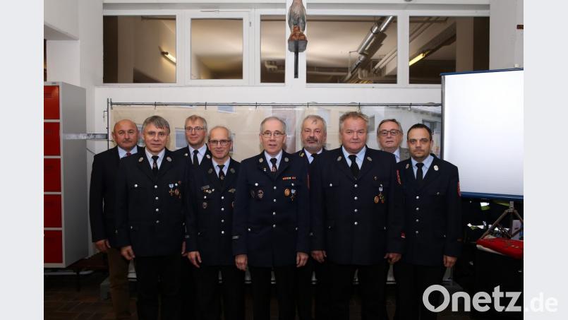 40 Jahre aktiver Dienst bei der Hahnbacher Feuerwehr werden gewürdigt. Bild: egl