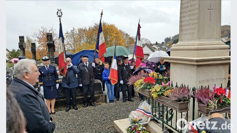 Am Friedhofdenkmal legte Peter Gold (vorne linke) Blumen nieder. Bild: ubb