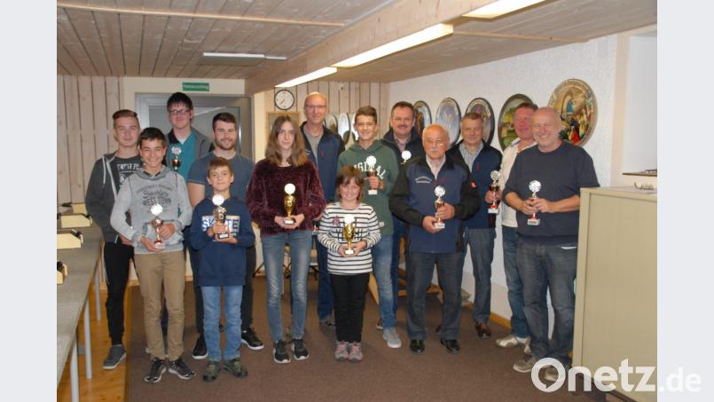 Die erfolgreichen Schützen des Jubiläumsschießens mit recht Schützenmeister Josef Popp und 3.von rechts Sportleiter Erwin Koller, den Sponsoren des Juiläusschießens Bild: pop