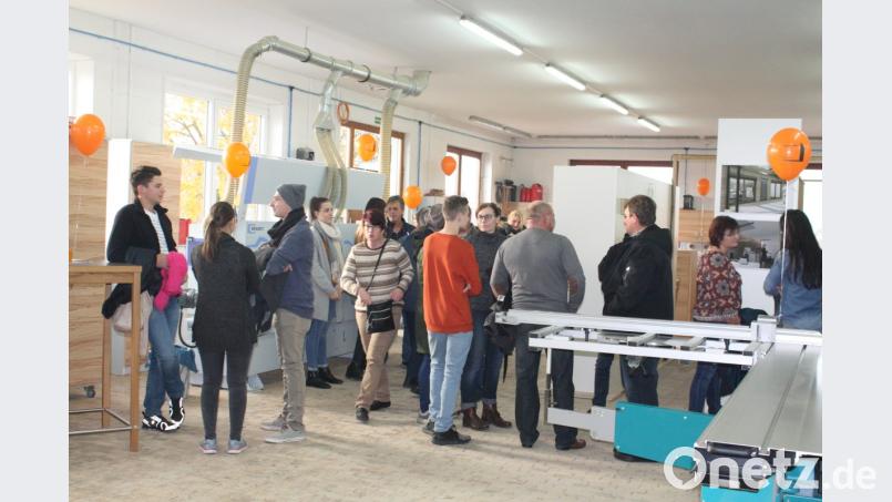Die offenen Werkstatttüren der Schreinerei Danzl nutzten an diesem Sonntag viele interessierte Besucher. Bild: lg