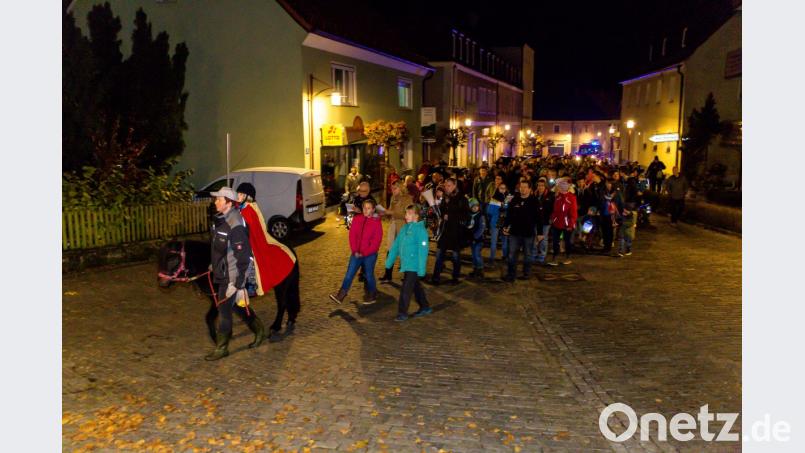 Hoch zu Ross, hier auf einem Pony, führte der heilige Martin seinen Zug durch die Straßen an. Die Feuerwehr sicherte den Zug ab und sperrte dafür die Straßen. Bild: sml