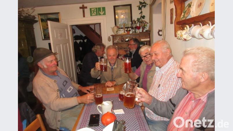 Zum Teil langjährige Stammgäste treffen sich zur Kirwa beim Zoigl und in den Wirtshäusern. Von links: Johann Adam, Helmut Schwarz, Karl Greiner, Matthias Brewitzer und Hans Aichinger. Bild: ui