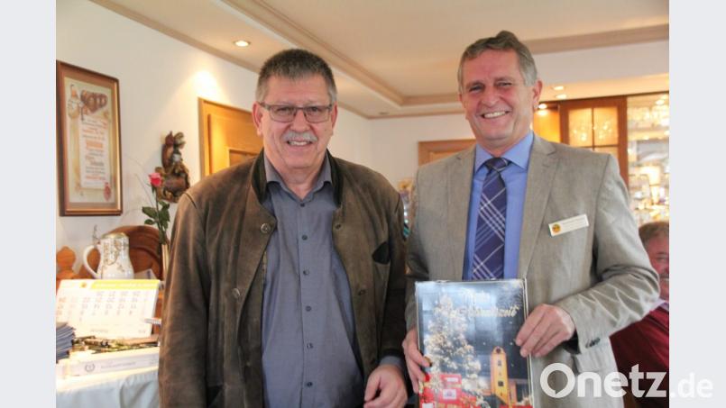 Mit den besten Wünschen für das neue Jahr übergab der Vorsitzende des Landesverbandes Süddeutschland, Oberstabsfeldwebel a. D. Bernhard Hauber (rechts) an den Vorsitzenden des Bezirks Oberpfalz-Oberfranken ERH Schwandorf, Oberstleutnant a. D. Norbert Lempa, den großen Kalender des Bundeswehrverbandes, damit er darin all die geplanten Termin für das kommende Jahr eintragen kann. Bild: frd