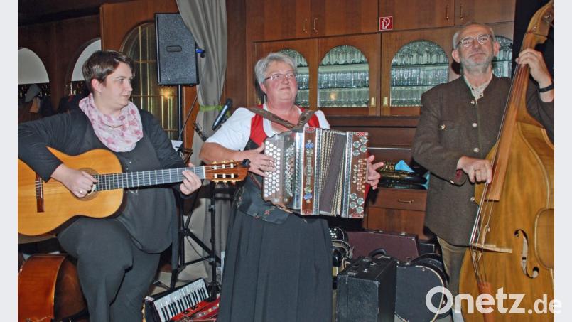 „Die drei Andern“ (Familie Rappl aus Burglengenfeld) machten nicht nur sehr gut Musik, sondern wussten auch allerlei unterhaltsame Geschichten zu erzählen. Bild: wee