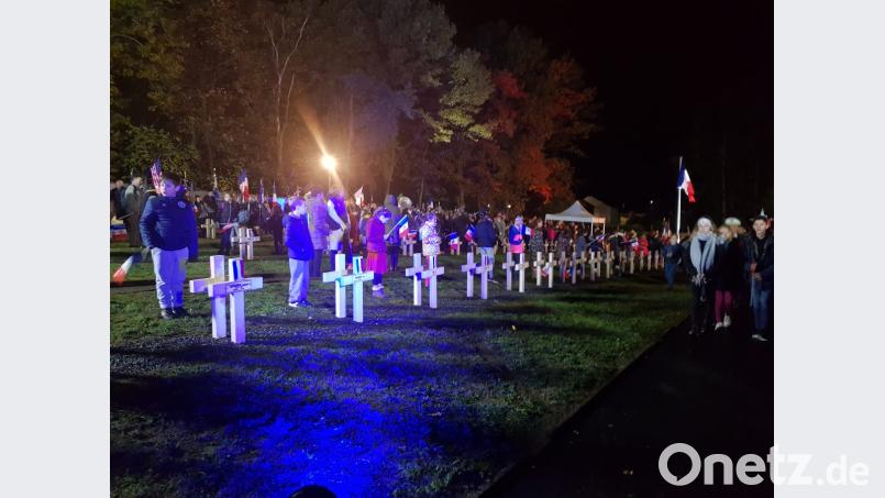 Vor jedem Soldatengrab stand ein Schüler aus La Ville du Bois. Bild: ubb