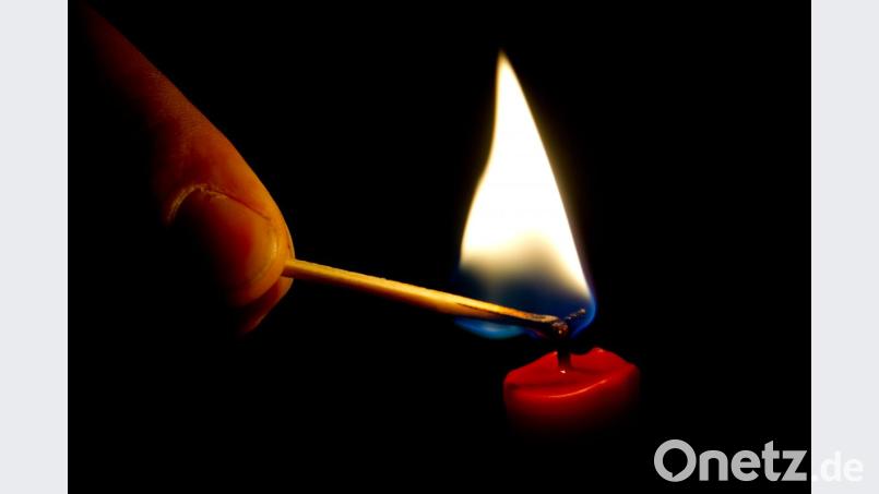 Symbolbild: Und dann war es plötzlich dunkel - für einen Stromausfall sollten immer Kerzen parat liegen. Bild: Franziska Gabbert/dpa