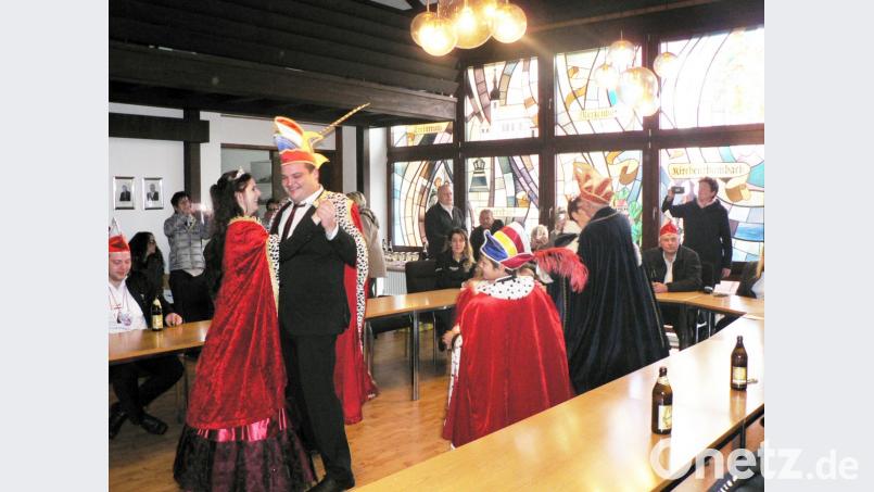 Mit einem Walzer eröffnen die Prinzenpaare die Faschingssaison 2018/2019. Bild: lep