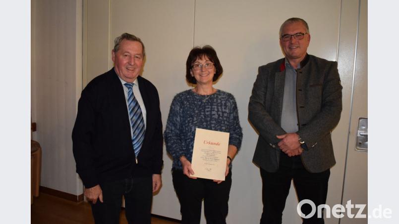 Seit 25 Jahre gehört Maria Richthammer dem Arbeitskreis "Der Stadtturm" an. Vorsitzender Peter Egerer (links) dankte dafür mit dem silbernen Ehrenzeichen. Auch Bürgermeister Richard Tischler (rechts) gratulierte. Bild: bnr