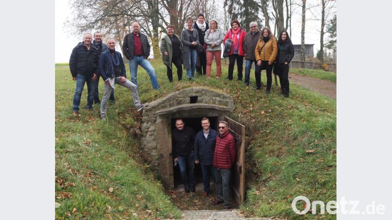 Die ehemaligen Mitschüler der Wirtschaftsschule Weiden wagen sich mit zweiten Bürgermeister Georg Zierer (vorne, links) in einen der dunklen Bierkeller. Bild: gz