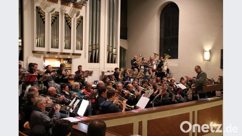 Der Blech-Part: Die Bläser unter der Leitung von Dekanatsposaunenchorleiter Kurt Lehnerer. Er versteht es, die Musiker aus dem ganzen Bezirk zu einem homogenen Klangkörper zu verschmelzen. Bild: cog