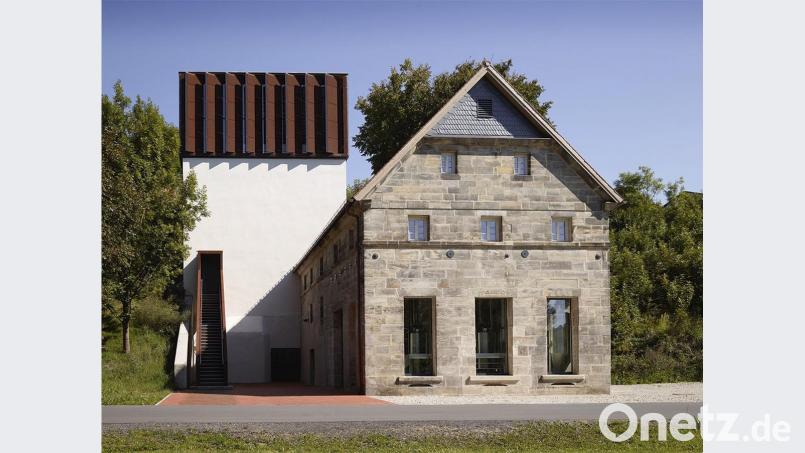 Aus einem störenden Leerstand in der Ortsmitte des oberfränkischen Neudrossenfeld machten die Architekten von H2M ein attraktives Zentrum der Gastronomie. Und in der alten Brauerei wird tatsächlich wieder gebraut. Bild: H2M Architekten Kulmbach München