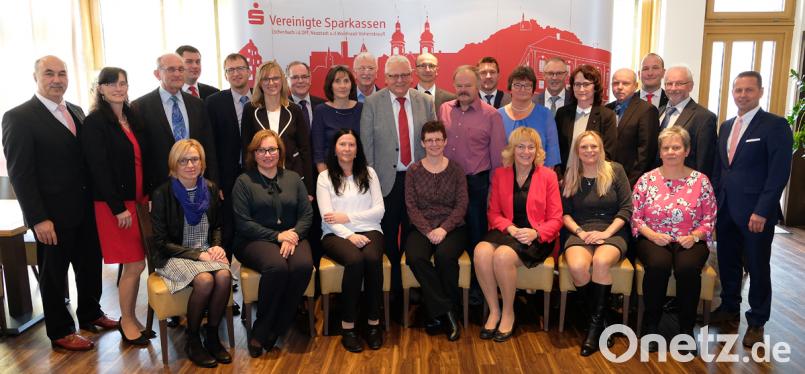 Vorstandsvorsitzender Josef Pflaum (links) von der Vereinigten Sparkasse Eschenbach-Neustadt-Vohenstrauß dankt treuen Mitarbeitern und verabschiedet Kollegen in den Ruhestand. Bild: exb
