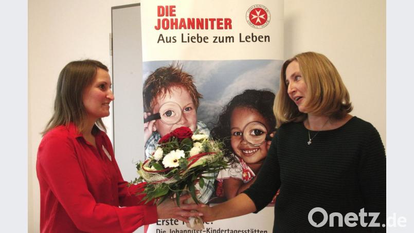 Sachgebietsleiterin Sylvia Meyer (rechts), zuständig für alle Kinderbetreuungseinrichtungen der Johanniter in Ostbayern, überreichte Leiterin Monika Zitzelsberger (links) einen Blumenstrauß. Bild: Hirsch