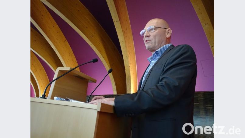 Ein Phänomen unserer Zeit ist die zunehmende Aggressivität und Gewalt an Einsatzorten: Erster Polizeihauptkommissar Peter Klinger aus Amberg berichtete darüber bei einem Symposium der Feuerwehr. Bild: hou