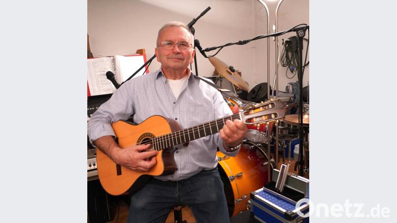 Karl Völkl - genannt &quot;Haf Kare&quot; - in seinem Element im Musikkeller. Bild: fvo