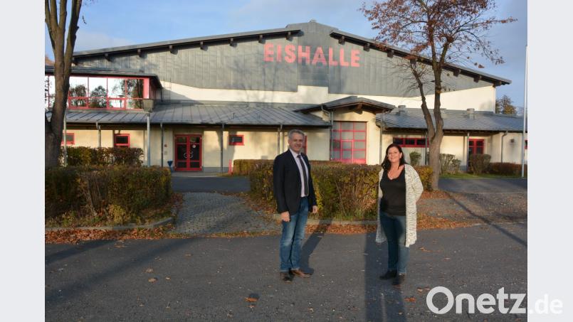 Bürgermeister Roland Grillmeier und „Eishallenmanagerin“ Astrid Häring von der Stadtverwaltung machen Werbung für die Veranstaltungen in der Mitterteicher Eissporthalle. Bild: jr