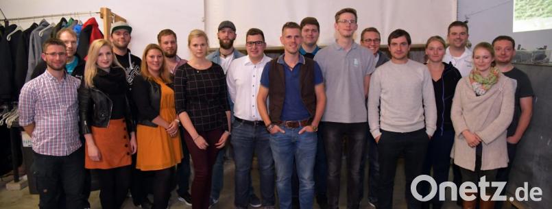 Sie übernehmen beim Ammersrichter Kirwaverein Verantwortung – wenn auch teilweise in anderer Funktion (von links): Alexander Seitz, Markus Jäger, Stefanie Walter, Patrick Lehmeier, Claudia Schmitz, Michael Erras, Susanne Nagler, Florian Walter, Philipp Müller, Fabian Berschneider, Florian Göbl, Maximilian Nagler, Andreas Blödt, Fabian Schanderl, Katrin Hillen, Florian Feldmann, Bernadette Biehler und Dominik Schanderl. Bild:  Thomas Göbl