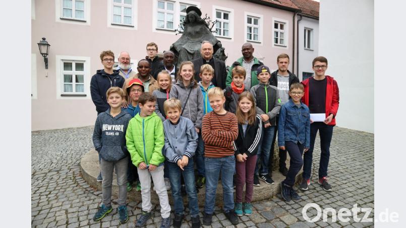Ministranten und Pfadfinder spendeten 650 Euro für das Projekt „ProKENYA“. Im Bild die Kinder mit (hinten von links) Ulrich Frey, Nicolas Wambugu, Bruder David Muchocki, Stadtpfarrer Georg Flierl, Steven Waweru. Bild: exb