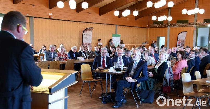 Kreisbauerntag in der Flosser Mehrzweckhalle. der Saal ist gut gefüllt. Bild: bgm