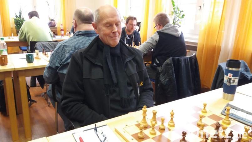 Schachclubvorsitzender Wolfgang Hoffmann konnte sich gleich doppelt freuen. Die erste Mannschaft und die zweite Mannschaft brachten Siege mit nach Hause. Bild: njn