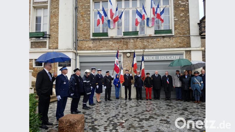 Schlussappell nach der Zeremonie am Rathaus. (Sechster von rechts Peter Gold neben dem Bürgermeister von La Ville du Bois). Bild: ubb