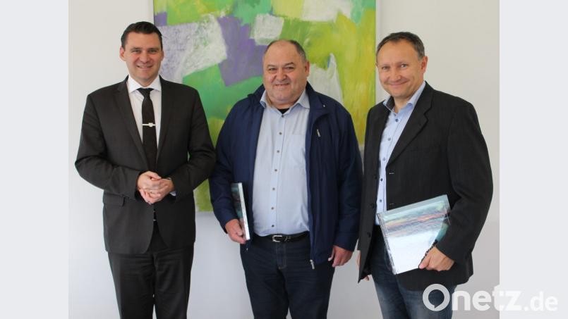 Landrat Thomas Ebeling (links) empfing den neuen Buchtal-Werkleiter Thomas Betz (rechts) und seinen Vorgänger Josef Meßmann (Mitte) zum Antrittsbesuch. Bild: exb